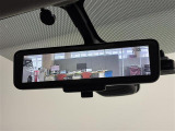 【インテリジェントルームミラー】後方に設置されたカメラの映像がルームミラー型の液晶画面に送出されます。トランク内の荷物が満載でも、視界が妨げられることはありません。