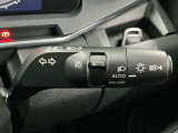 【オートライト】車のセンサーが周囲の明るさを感知し、自動でヘッドライトを点灯・消灯する機能です。この機能は夕暮れ時の交通事故が多い時間帯の安全性を高めてくれます。