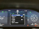【レーンディパーチャーアラート】道路上の白線(黄線)をカメラで認識し、ドライバーがウインカー操作を行わずに車線を逸脱する可能性がある場合、ブザーとディスプレイ表示により注意を喚起サポートします。