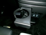 運転席からも助手席からも使いやすい位置にドリンクホルダーを配置しています。