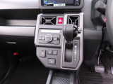 運転のしやすいインパネシフトです。運転席の足元も広くとても快適ですよ。