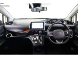 クリアな視界が広がる運転席廻り。黒を基調にしたクールな雰囲気のなかにアクセントカラーのオレンジがお洒落ですね。助手席アッパーボックスの中は一面オレンジです。なかなかインパクトがありますよ。