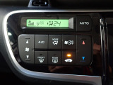 運転席からも手が届きやすく、操作しやすい空調コントロールパネル。オートエアコンなので操作の煩わしさが無くオールシーズン快適にドライブできます。快適空間で運転に集中できますね。