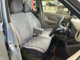 ◆運転席まわり◆シートカバーはデニム調です。