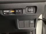 自社整備工場で点検整備をおこなってからお渡ししています。車検が残っている場合は『12ヶ月点検整備』を、車検整備付きの場合は『車検整備』をおこないます。整備費用は車両本体価格に含まれています。
