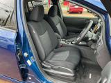 広く快適な運転席周りです。