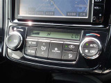 オートエアコンで車内快適♪ご希望の温度に設定すれば風向きや風量を自動で調整してくれますよ!