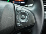 ◆アダプティブクルーズコントロール◆予め設定した車速内でクルマが自動的に加減速。前走車との適切な車間距離を維持しながら追従走行します。【LKAS】車線維持支援システムでステアリング操作を支援。