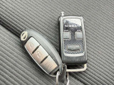 【インテリジェントキー】カバンやポケットに入れたままでもドアの施錠・解錠が可能なスマートキーを装備。エンジンのオン・オフ時もカギを取り出す必要が無いからとっても便利です♪