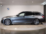 BMWではロングホイールベースの採用をしており、すべての車種に適用され、走行中の安定感の向上されております。また室内空間の広さにも貢献しております。