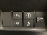 ハンドルの右側にはヘットライトリベライザーとHondaセンシング用のメインスイッチがついています。ヘッドライトリベライザーは道路状況や積荷の加重に応じてライトの高さを調節できます。