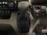 CVT車のセレクトレバーです。低速から高速まで、変速ショックのないスムーズな走りを実現するとともに、エンジン効率のよい領域を維持することで燃費にも貢献します。