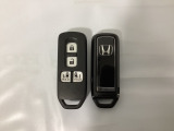 スマートキー付きですからドアロックの開閉およびエンジンスタートが楽々です。電動スライドドアの開け閉めもボタンで操作できます。スペアキーも同じものを用意しております。