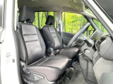 運転席シート廻りは使用感も少なく、良好な状態となっています。前オーナー様が丁寧に使っていたことがよくわかりますね。