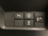 ハンドルの右側にはヘッドライトレベライザーとHondaセンシング用のメインスイッチがついています。ヘッドライトレベライザーは道路状況や積荷の加重に応じてライトの高さを調節できます。