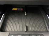 【ワイヤレス充電】車のワイヤレス充電は、スマートフォンを充電パッドに置くだけで簡単に充電できる便利な機能です。ケーブルが不要なので車内がすっきりし、運転中でも安全に使えます。