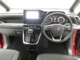 運転席からの視界はこんな感じです☆お気軽にご来店いただき、実際に座って是非お確かめください。ドライバーに寄り添う快適な操作フィールをもたらすステアリングです。