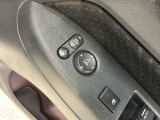 狭い駐車場で便利な電動格納ドアミラーが付いています。