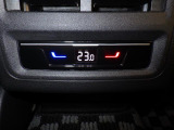 タッチコントロール式3ゾーンフルオートエアコンパネル。運転席、助手席それぞれ独立して温度管理が可能です。花粉やダストを除去するフレッシュエアフィルターも装備され、クリーンな室内環境を保ちます。
