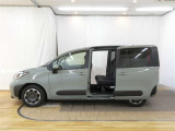 両側パワースライドドア付きだから、狭い駐車スペースなどでの 乗り降りラクラク!小さなお子さまのいるご家庭には嬉しい装備。