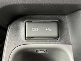 充電用USB端子付き。スマートフォンなどの充電に便利です。