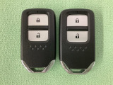スマートキーを装備しています。鍵を差し込むことなくドアロックの開け閉めと、スタートボタン操作でのエンジンスタートができます。スペアキーも同じものを用意しております。
