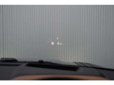 速度、ナビゲーションの指示などを、ドライバーの前方2〜2.5m先、ボンネットの上に浮いているように投影します。前方からほとんど目をそらさず、運転に集中できるため、全性の向上や疲労軽減につながります。