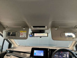 両席のサンバイザーにはバニティーミラーも付いています。身だしなみチェックには欠かせません。