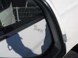 隣車線を走る車両をレーダーで検知し、ドアミラーでは確認しにくい後側方エリアに存在する車両に加え、急接近してくる車両も検知します。車両を検知するとドアミラーに搭載されたLEDインジケーターが点灯します。