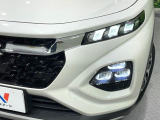 【LEDヘッドライト】悪天候や夜間走行時も良好な視界を確保し安心して運転できる高輝度LEDヘッドライトを装備!点灯速度が早く、消費電力も抑えられています。