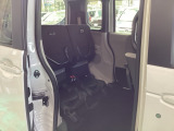 リアシートの座面を跳ね上げるとご覧のスペースが生まれます。背の高い荷物も運べて便利ですね!