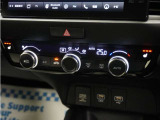 フルオートエアコン搭載。好みの温度に設定するだけで、風向や風量を自動でコントロール!いつでも快適な車内環境に。さらに、体を直接温めるシートヒーター付きで寒い季節も暖かく過ごせます。