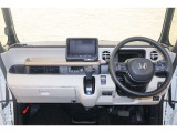 操作性に優れた運転席となります!小物入れや各ボタンの配置にこだわり、使いやすいです!座り心地もよく視認性も良好なのでロングドライブもお任せ下さい!