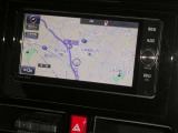 【7インチ純正ナビ】純正ナビを装備。タッチパネル式で使いやすく、詳細地図により目的地をピンポイントで設定できます。初めての道でも迷いにくく、ロングドライブも快適ですよ♪