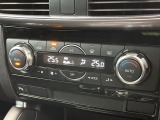 【左右独立型フルオートエアコン】運転席と助手席でそれぞれお好みの温度に設定可能。同乗者にも配慮した、快適な空調をお届け致します。