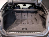 BMWではスペアタイヤが非搭載となるため、スペースは拡大されており、収納スペースとして利用可能。トランクの下にも収納スペースがあり、意外と役に立つスペースでございます。