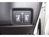 パワースライドドア付で、挟み込み防止機能によりお子様の乗り降りも安心!車内・車外のドアハンドルからはもちろんのこと運転席スイッチやリモコンキーからも開閉操作が可能で大変便利な装備となっております!