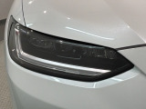 LEDヘッドライトは、点灯の瞬間から最大光量を発揮し、突然暗くなるトンネルなどでの安定感を高めます。