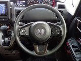 ハンドル左側にはオーディオ操作が出来るオーディオリモートコントロールスイッチ、右側にはHonda SENSINGとオートクルーズコントロールのスイッチを装備!