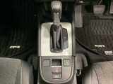 「e:HEV」搭載車です。日常シーンのほとんどをモーターで走行し、高速クルージングなどモーターよりもエンジンの方が効率が良い領域はエンジンで走行、あらゆる領域で優れた燃費走行を実現します。