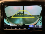 リバースギアに入れるだけで後方の表示へ切り替わります。夜間や雨の日の駐車も楽になりますよ。
