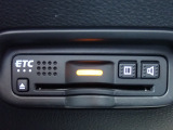 ■【ETC車載器】が装備されています。セットアップをしてお渡しとなり、ETCカードを差し込むだけで高速道路の利用が可能です。