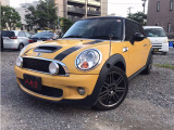MINIクーパーSの左斜前からの外観です。個性的なデザインと車両状態をご確認ください。写真1/51。