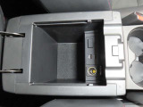 USBポートが二口ございますので、運転席と助手席それぞれのスマホや電子小物を充電可能です。