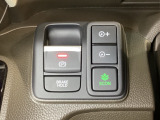 セレクトレバーの右に電子制御パーキングブレーキがあります。スイッチひとつで、停車した地点の傾斜などをシステムが検知・判断してブレーキ力を自動的に最適制御し、しっかり停車できるパーキングシステムです。