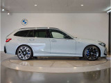 【BMWの伝統-3】BMWのお車は、&ldquo;駆け抜ける歓び&rdquo;を体現しております。走行の安定性とコーナリングの良さを追求し、思い通りにハンドルの操作可能です。