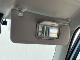 サンバイザーには、バニティーミラー付きです。車内での簡単な身だしなみチェックにも使えます。