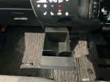 両席側前部にドリンクホルダーあります♪運転中でも手が届きやすい位置にあって使い易いです♪