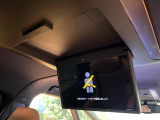 【フリップダウンモニター】大画面モニターで後席でもエンタメをお楽しみいただけます。小さなお子様にも大人気の装備です♪