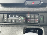 オートエアコン標準装備です。1年中快適な室内を提供!車内温度を設定すると風向き、風量を自動で調節してくれます。